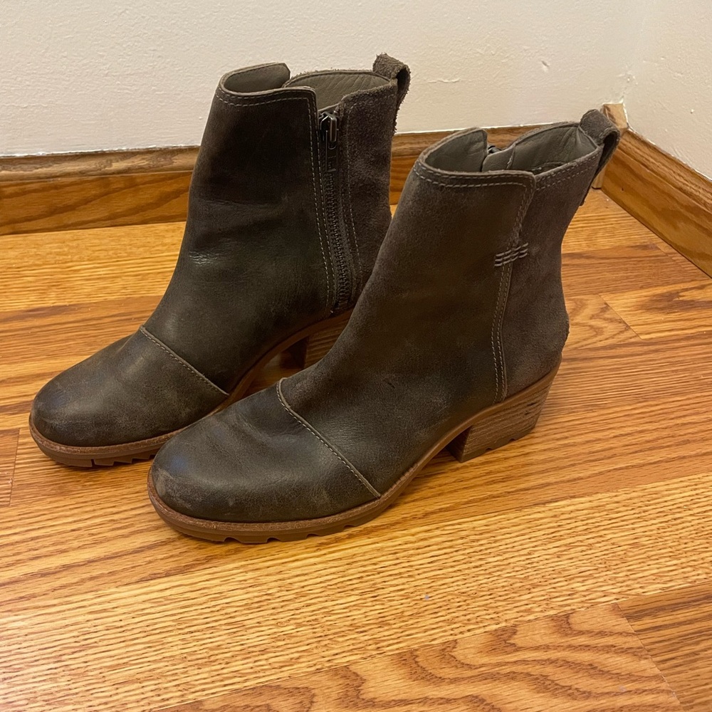 Sorel Ankle Booties brown leather/suede/water proof.
